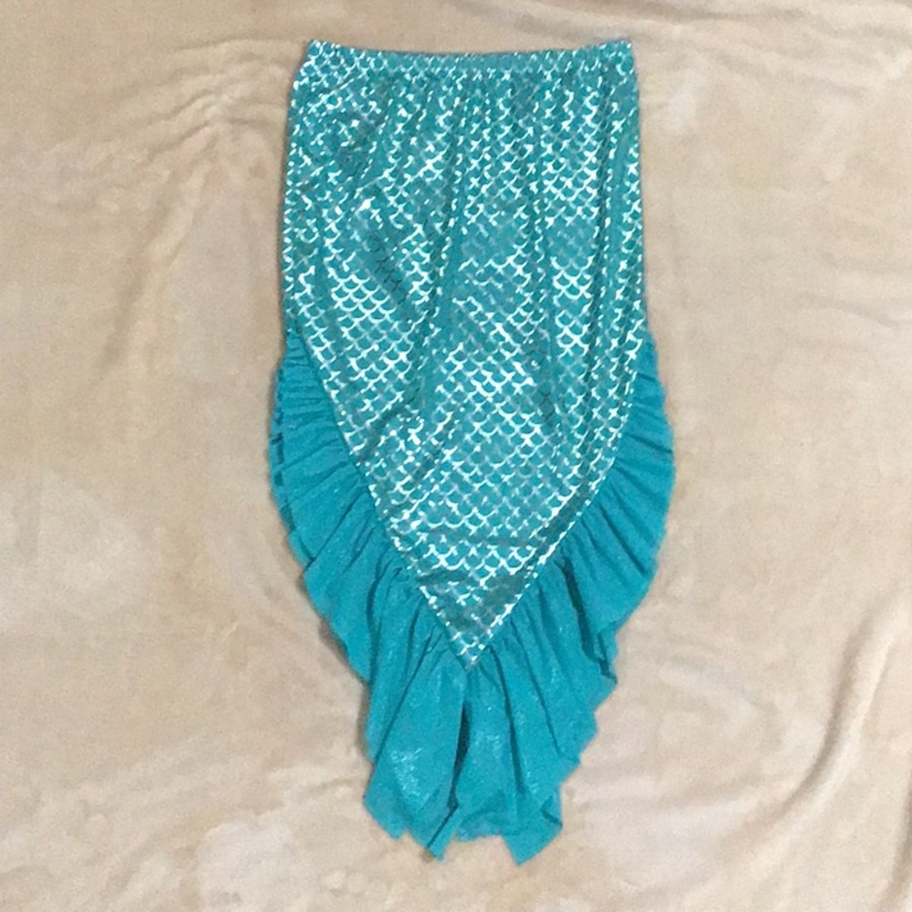 Bikini and cover-up skirt. - Picture 2 of 7